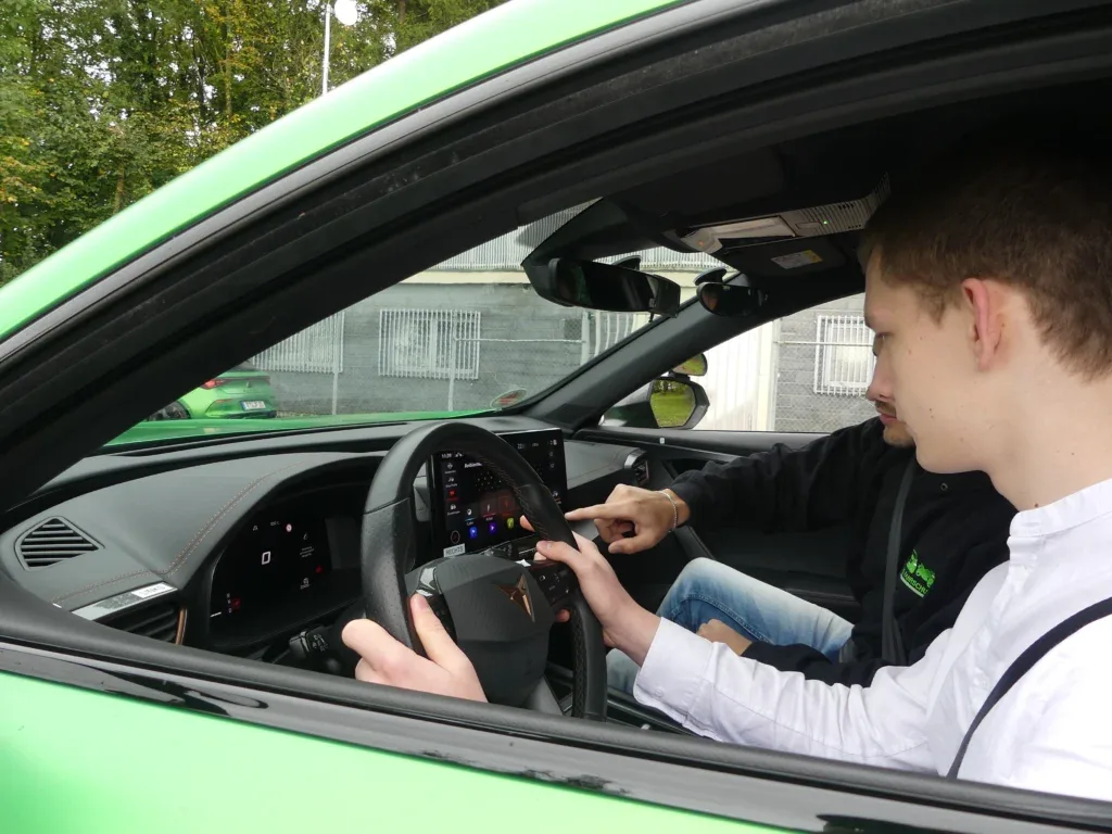 Fahrschüler am Steuer eines Fahrschulautos von Joshi's Fahrschule